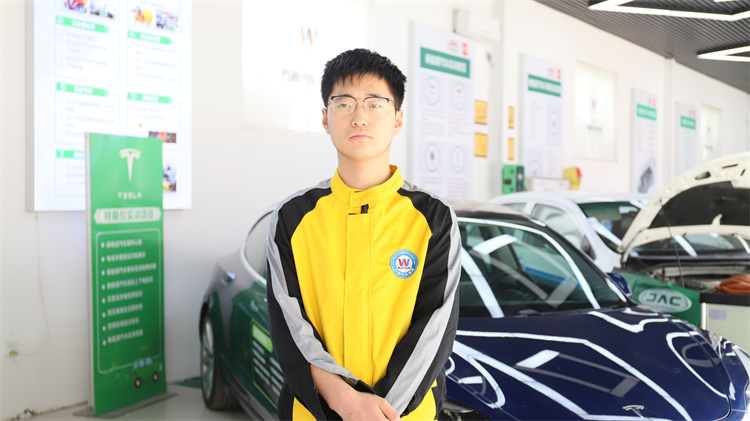 轉型學習新能源汽車技術,迎接未來職業新挑戰 ——西安萬通學子王明