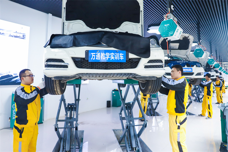滑檔落榜有什么好選擇?大學生在“回爐”學技術,你還在等什么?