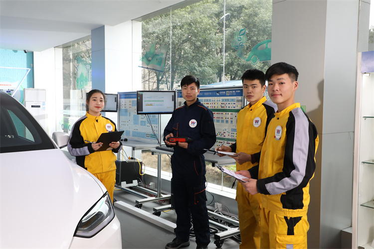 【油車維修工不會(huì)修新能源車?】短期的汽車新能源技術(shù)更適合成年人選擇!