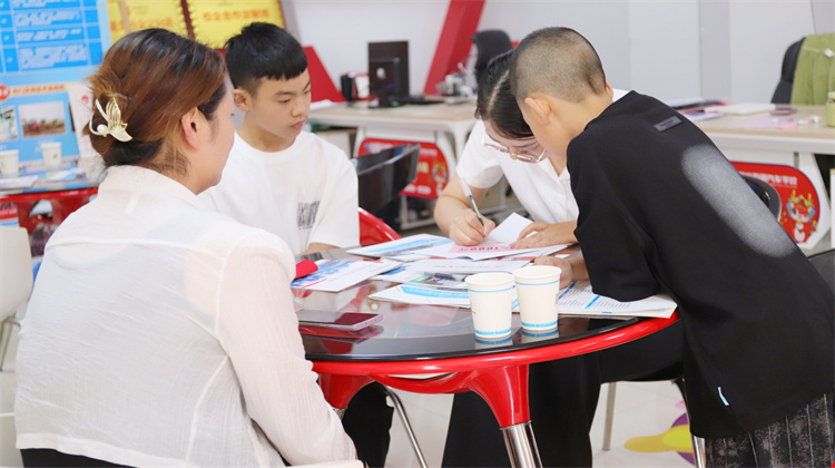高考出分,中考結束,西安萬通接待中心,異常火爆~