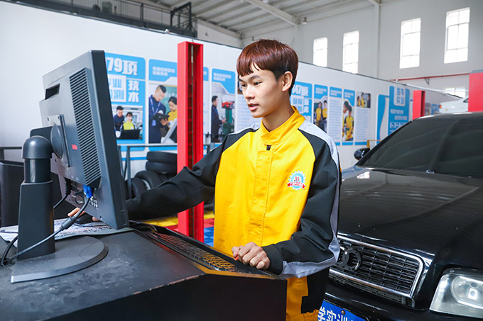 萬(wàn)通新生---陳鑄 “不愛(ài)學(xué)習(xí)、愛(ài)汽修”