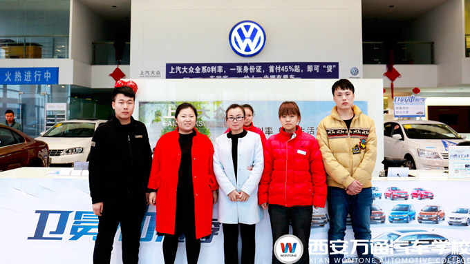 西安萬通創就業指導中心老師與創業學子合影留念 西安萬通創就業指導中心老師與創業學子合影留念