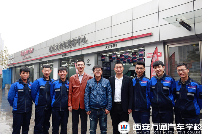 西安萬通創就業指導中心老師與創業學子合影留念 西安萬通創就業指導中心老師與創業學子合影留念