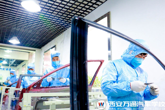西安萬通汽車噴涂實訓(xùn)學(xué)習(xí)