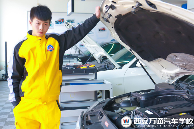 初中生學(xué)什么技術(shù)好？西安萬(wàn)通學(xué)汽修