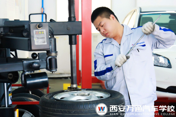 西安萬通汽車學校汽車美容快修快保班學子 西安萬通汽車學校汽車美容快修快保班學子