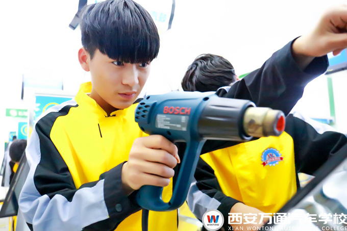 西安萬通汽車學校汽車美容教學課堂 西安萬通汽車學校汽車美容教學課堂