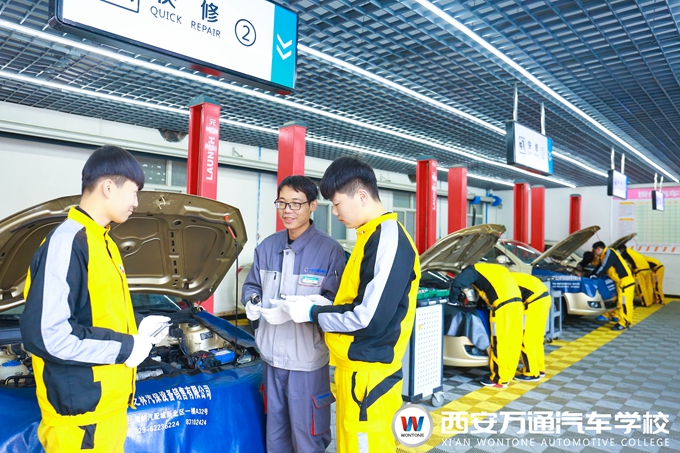 西安萬通汽車學(xué)校汽車維修實訓(xùn)課堂