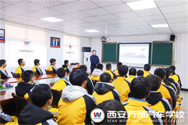大咖來(lái)了!新能源服務(wù)站站長(zhǎng)進(jìn)校園