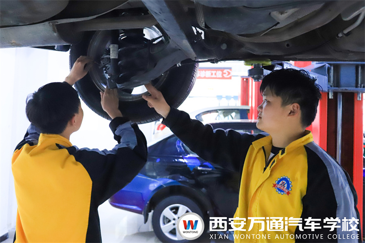 聚焦兩會:重視職業教育、打造“中國工匠”