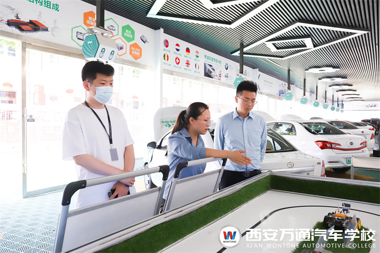 比亞迪興迪集團(tuán)領(lǐng)導(dǎo)一行蒞臨西安萬(wàn)通汽車(chē)學(xué)校參觀指導(dǎo)!