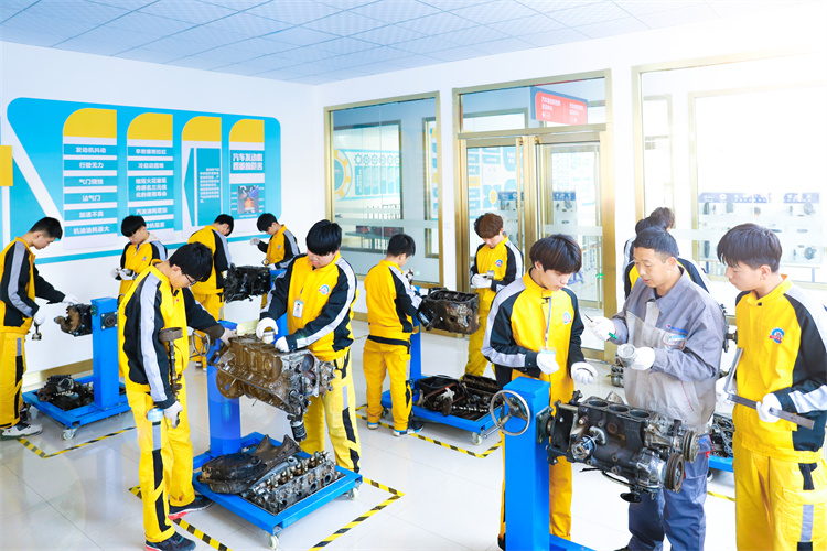 金九銀十學技正當時!轉學來萬通贏精彩人生!