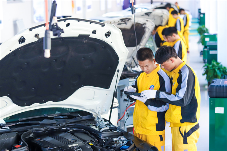 你還擔(dān)心畢業(yè)不好找工作?找對學(xué)校輕松解決!