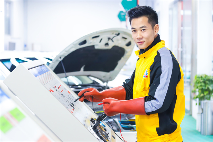 適合初高中男生學的優質專業【新能源汽車技術工程師】