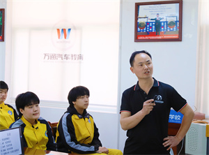 企業(yè)總監(jiān)進(jìn)校園 攜手企業(yè)筑夢未來 ——陜西花都全球變速箱有限公司