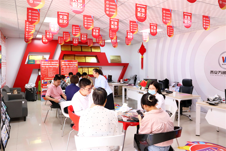 現(xiàn)場火爆!這些考生和家長都往這所學(xué)校跑…… 圍觀西安萬通火熱招生現(xiàn)場
