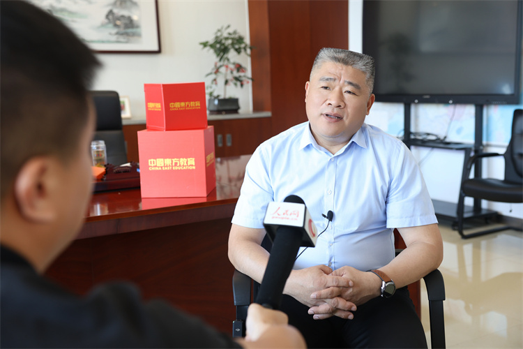 成就學(xué)子，賦能產(chǎn)業(yè)丨人民網(wǎng)再進(jìn)萬通汽車教育，探訪新能源專業(yè)奧秘